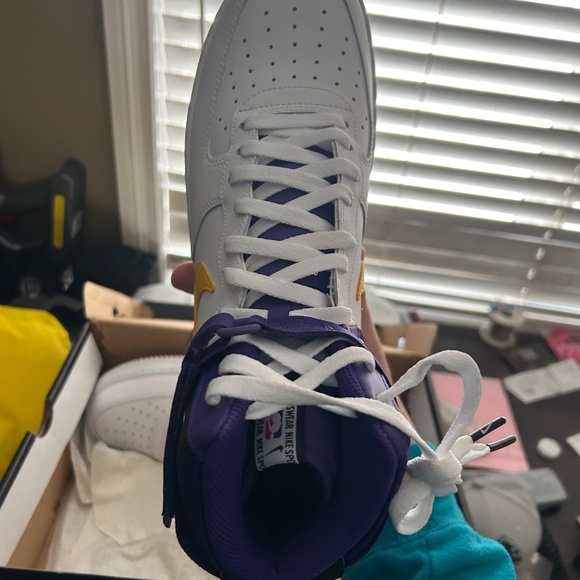 07 NBA lakers Air Force one high top - Picture 2 of 5